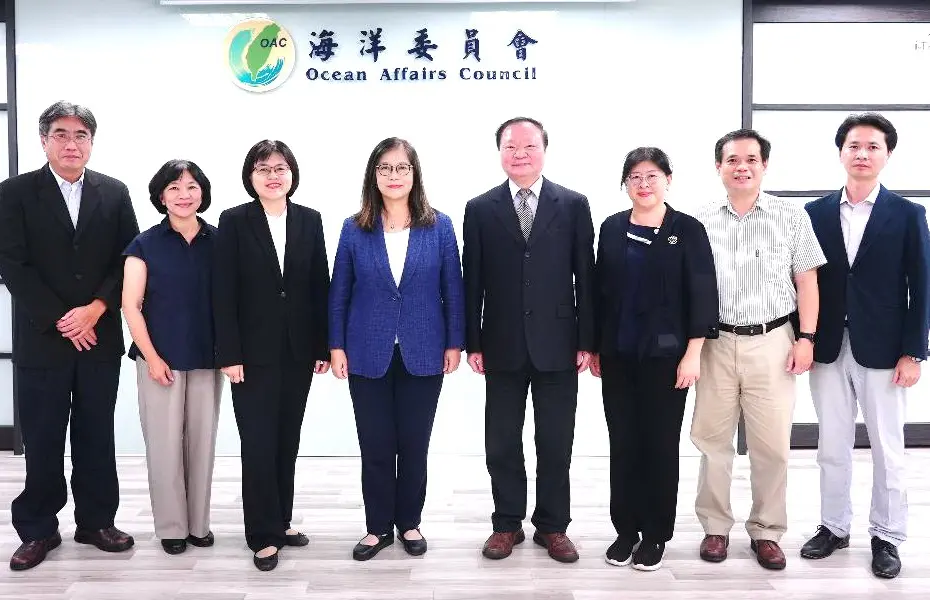 ▲高雄師範大學校長王政彥(右4)率隊到海洋委員會拜會主任委員管碧玲(左4)，雙方就國際海洋教育合作，進行深度討論與交流。(圖／海洋委員會提供)