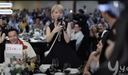 ▲小鐘（左一）就坐在Lulu（中）的旁邊，感嘆自完全看不出來她跟陳漢典（右一）在談戀愛，認為他們藏太好，以後私房錢應該很難找得到。（圖／摘自Y.Y.C 陳依依 YT）