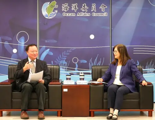 ▲高雄師範大學校長王政彥(左)與海洋委員會拜會主任委員管碧玲(右)，針對國際海洋教育合作，進行深度討論與交流。(圖／海洋委員會提供)