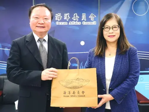 ▲海洋委員會主任委員管碧玲(右)致送紀念品給高雄師範大學校長王政彥(左)。(圖／海洋委員會提供)
