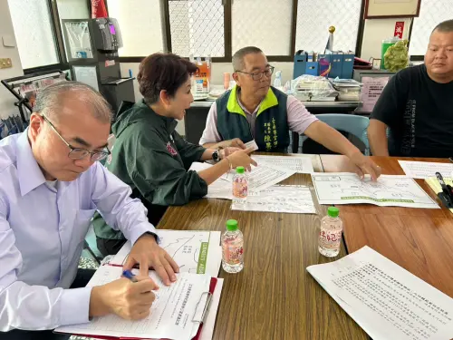 ▲協調會中，立委陳亭妃與經濟部、中油及地方代表一同檢視天然氣管線分布圖，討論將鄰近里納入回饋金範圍的可行性。