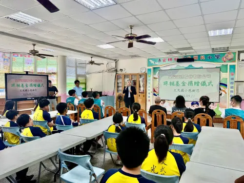 ▲星耀能源捐贈課後輔導基金儀式於文光國小舉行，董事長林恬宇強調公益需要長期耕耘，期望點亮偏鄉孩子的教育希望。