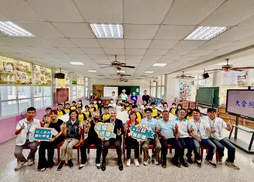 ▲星耀能源攜手師生及地方人士共同合影，展現齊心守護偏鄉教育、縮短城鄉落差的決心。