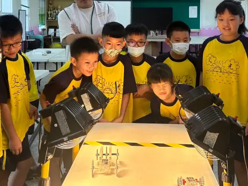 ▲文光國小學童參與星耀能源規劃的科學實驗課程，透過實際操作增進對再生能源與環境永續的理解，現場氣氛熱烈。