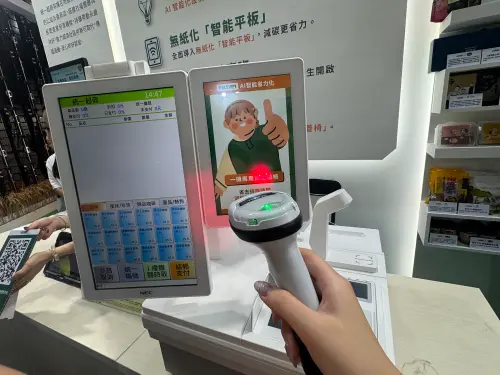▲門市端藉由「無紙化智能平板」、「自助結帳機台」、「收銀結帳友善椅」等多項AI智能及省力設備幫助夥伴分擔工作。（圖／記者鍾怡婷攝）
