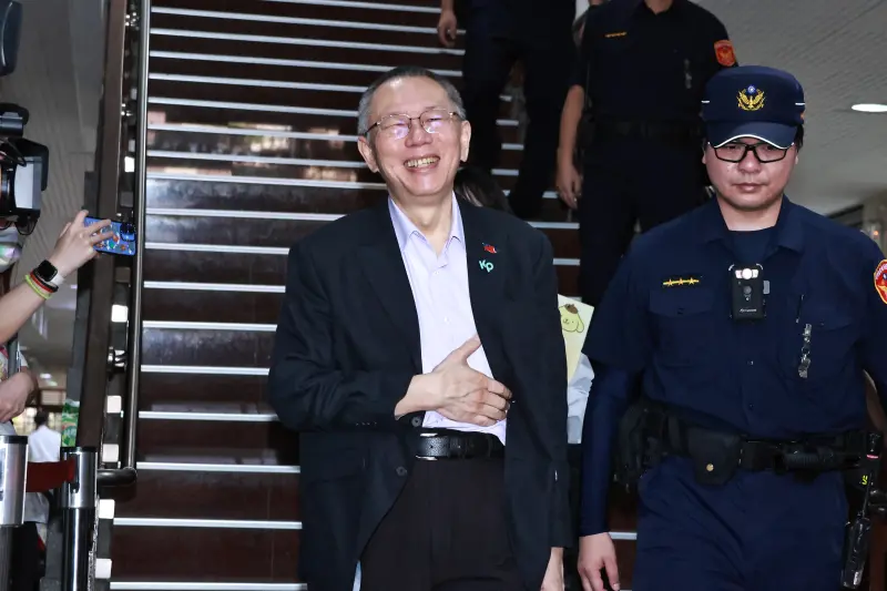 ▲民眾黨前主席柯文哲涉貪遭羈押超過一年，8日以七千萬元交保，他在離開台北地方法院前發表談話，強調自己的案子是「冤獄」，並指檢方查了一年仍查不到任何不法。（圖／記者吳翊緁攝）