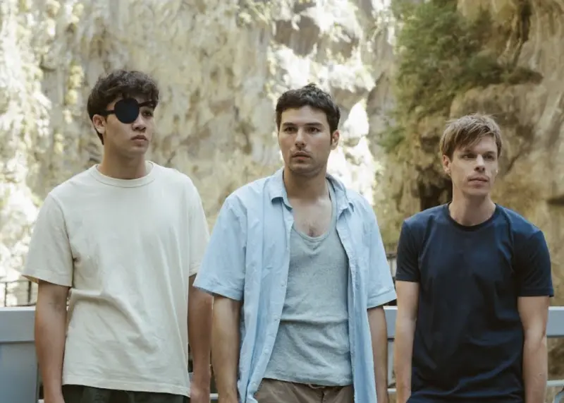 ▲鳳小岳（中）在台灣與瑞士合作的《陌路兄弟》扮演貧窮菇農，和納曜（左）、皮耶安東尼杜比（右）是同父異母兄弟，而他透露到現在都沒去過瑞士。（圖／綺影提供）