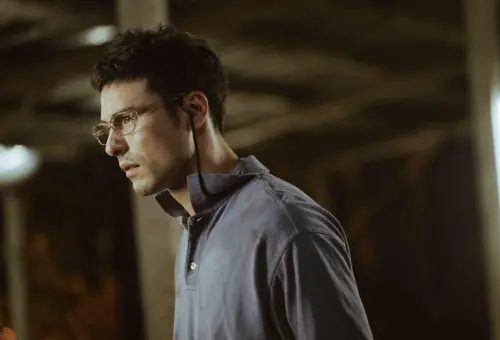 ▲鳳小岳在《陌路兄弟》的造型樸實，還戴上老花眼鏡，完全沒有過往的帥氣，是一次突破性的演出。（圖／綺影提供）