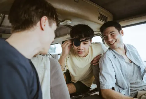 ▲《陌路兄弟》中的同父異母兄弟，開車環島遊台灣，太魯閣、北海岸等地的美麗風光也都會在觀眾眼前呈現。（圖／綺影提供）