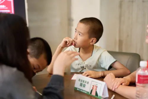 ▲AI桌遊教材《樂金筆記本》透過情境設定及不同角色扮演，讓孩子們對AI的應用發展出不同的見解。（圖／品牌提供）