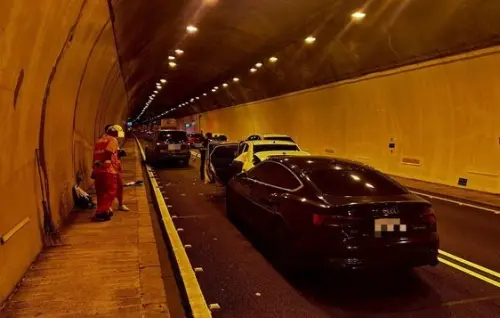 ▲國道6號11日發生兩起車禍，另外一起事件，則是前候車沒有保持安全距離，導致追撞意外發生。(圖／翻攝畫面)