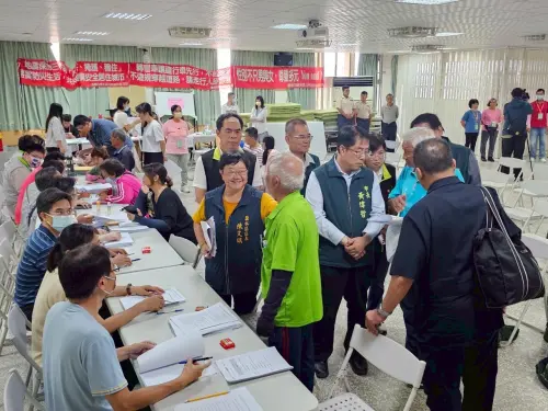 ▲市長黃偉哲率市府團隊與中央、國軍、台電..等協調救災事宜災區。（圖／南市府提供）