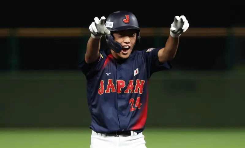 ▲日本高中代表隊與美國隊上演全勝對決。兩隊在小組賽皆以五戰全勝晉級，此役經過七局鏖戰，雙方以1：1戰平，最終日本在延長第8局上演大逆轉，以6：2擊退宿敵美國，持續保持不敗。（圖／取自WBSC官網，wbsc.org）