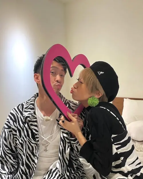 ▲陳漢典（左）與Lulu預計將在10月金鐘獎後登記結婚。（圖／翻攝自《綜藝大熱門》IG@hotdoor_night）