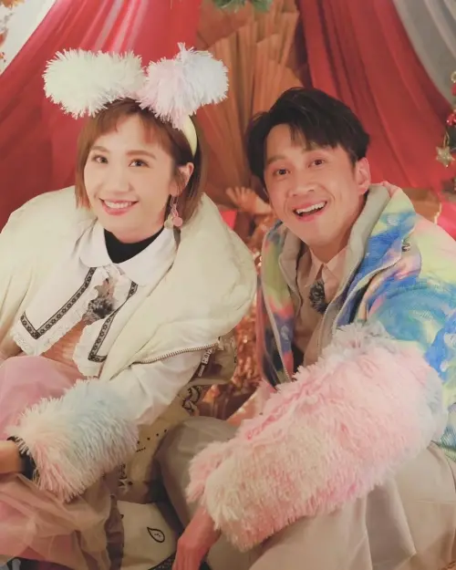 ▲陳漢典（右）超寵妻，被Lulu（左）親友大讚「找到好男人」，2人婚紗即將前往海外拍攝，也因為Lulu的一句話。（圖／翻攝自《綜藝大熱門》IG@hotdoor_night）