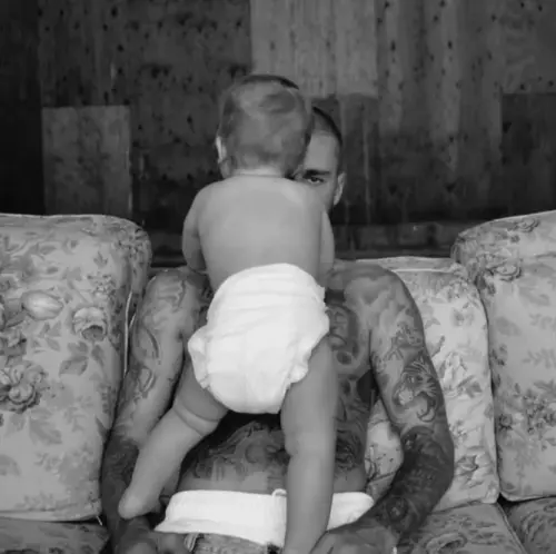 ▲小賈斯汀（後）抱兒子的照片獲得布蘭妮的讚賞，表示畫面太美，自己非常愛。（圖／摘自 IG@lilbieber）