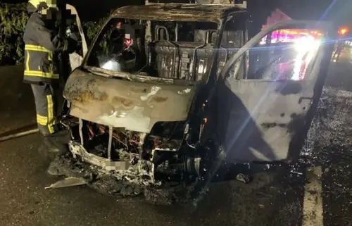 國道1號南下火燒車！駕駛緊急棄車逃生　小貨車瞬間燒成廢鐵
