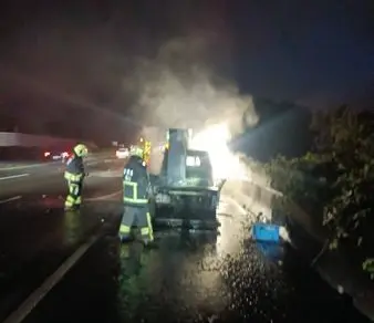 ▲ 國道1號南下131公里處小貨車11日晚間發生火燒車意外，駕駛陳姓男子將車停路肩下車查看後，車輛隨即燃燒。（圖／翻攝畫面）