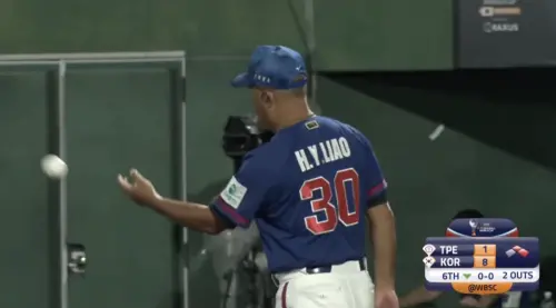 ▲僅場上戰況失利，場邊總教練的行為也引發巨大爭議。6局下登板的鍾亦恩在僅休息一天的情況下再度出賽，控球不穩送出兩次保送，加上右外野長打與二壘手再度失誤，讓韓國一舉拉開比數，教練此時進行投手更換時的態度與動作，引爆網友不滿。（圖／翻攝自getwin_sport YouTube）