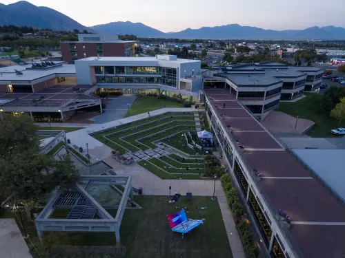 ▲柯克在猶他谷大學槍擊命案現場的環境鳥瞰圖。（圖／路透／達志影像）