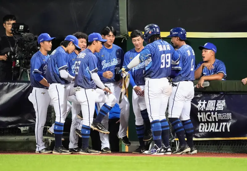 ▲富邦悍將9月第一周苦吞3敗，正式無緣全年度勝率第一，結果本周前2場比賽投打都有出色發揮，連勝味全龍，明起將前往澄清湖挑戰台鋼雄鷹。（圖／富邦悍將提供）