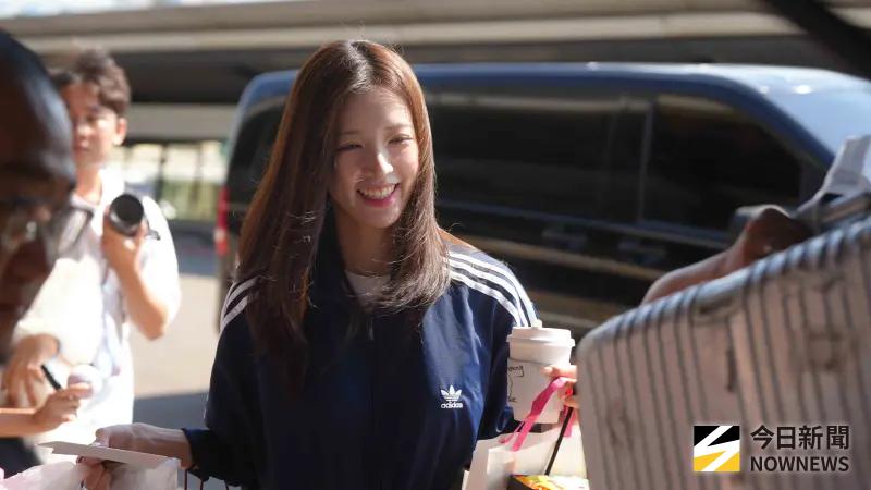 ▲「釜山女神」李晧禎（如圖）今（11）日悄悄現身桃園機場，有眼尖的粉絲發現，前往接機的台灣代表，竟是前東家「2S娛樂」的黃老闆，引發粉絲瘋猜：「要回來了嗎？」她將於明日澎湖縣運開幕登場，人氣依舊火熱。（圖／讀者提供）