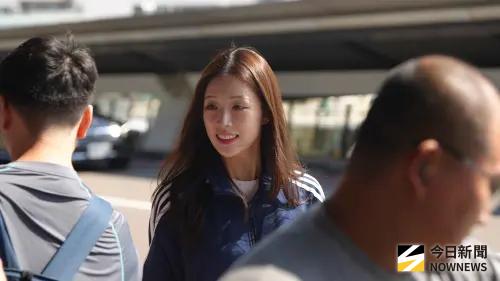 ▲有眼尖的粉絲發現，李晧禎（中）此次來台，來接應她的就是前東家「2S娛樂」的黃老闆（右）。（圖／讀者提供）