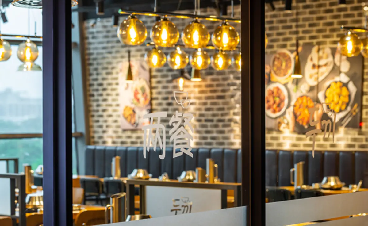 ▲兩餐火鍋信義店一名店員4年Ａ走941萬元，因為全部打賞給直播主，被公司揪出犯行後完全沒錢可賠，法院重判他3年10月。（圖／翻攝兩餐韓國年糕火鍋吃到飽官網）