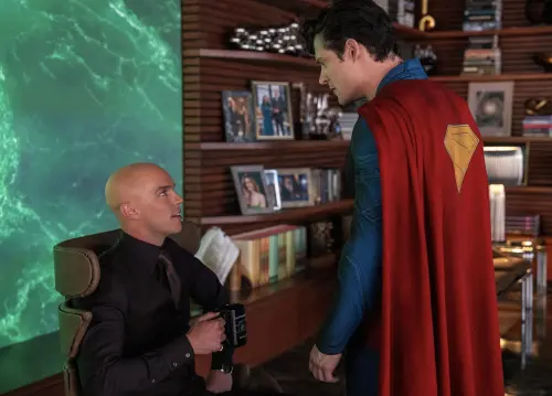 ▲《超人》中大衛科倫斯韋（右）和尼可拉斯霍特（左）的角色針鋒相對，有許多衝突場面。（圖／摘自IMDb）