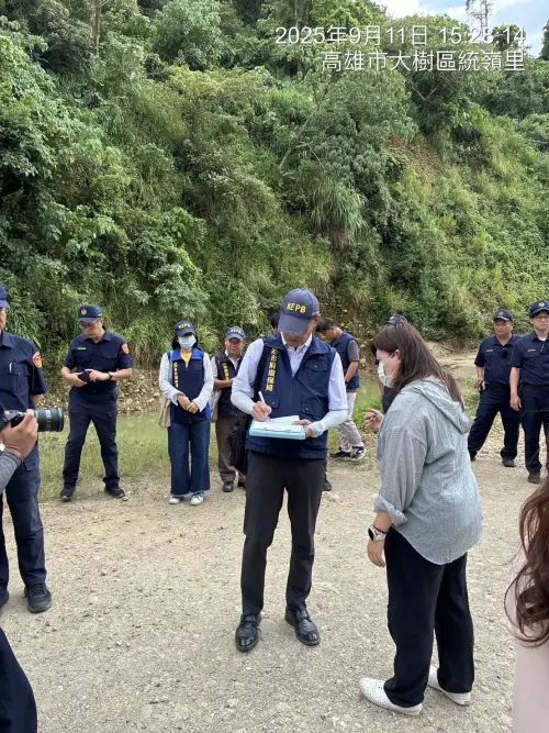 ▲高雄大樹統嶺山區遭濫墾回填廢棄物，橋頭地檢署今天會同高市府相關單位前往稽查，在現場發現遭堆置營建廢棄物。（圖／高市府提供）