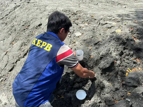 ▲高市府針對大寮區山仔頂大排旁3處農地堆置疑似疏濬或開挖地下室土方夾雜廢混凝土塊，分別對3位地主裁處共900萬元罰鍰外，將依涉犯同法第46條刑責規定，移送偵辦。（圖／高市府提供）