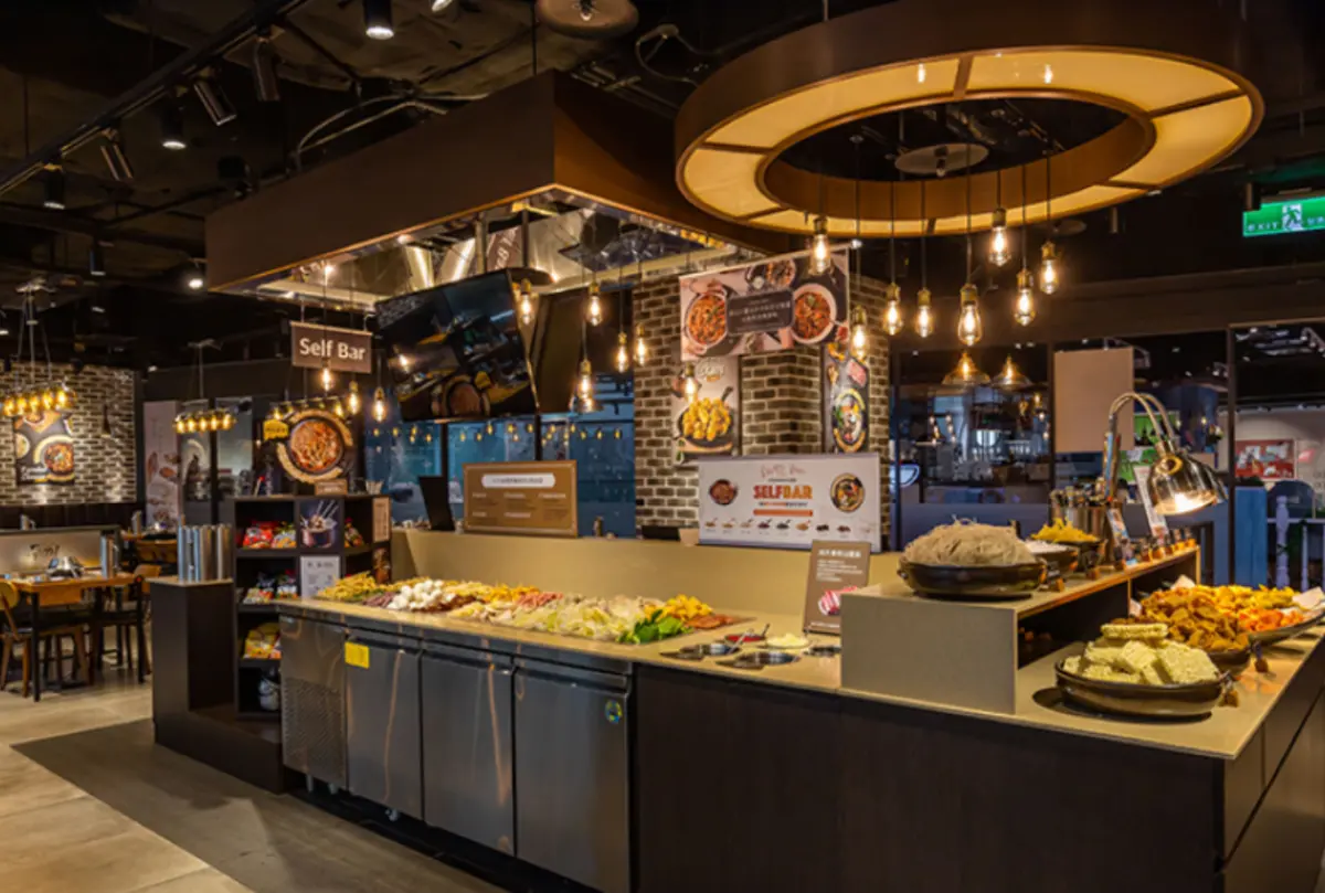 ▲兩餐火鍋信義店遭店員侵占941萬再轉贈同一名直播主，業者揪出內鬼後，想跟直播主追討941萬，遭到法院和檢方拒絕。（圖／翻攝兩餐韓國年糕火鍋吃到飽官網）