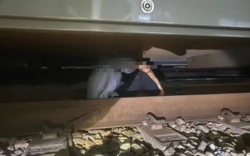 北新竹車站意外！男子遭火車撞斷左腳掌、手肘變形　倒臥列車下方
