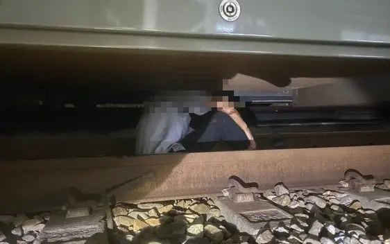 ▲ 新竹市北新竹車站11日晚間傳出火車撞擊事故，35歲男子被發現臥倒在火車下方，右手肘變形、左腳掌斷肢。（圖／翻攝畫面）