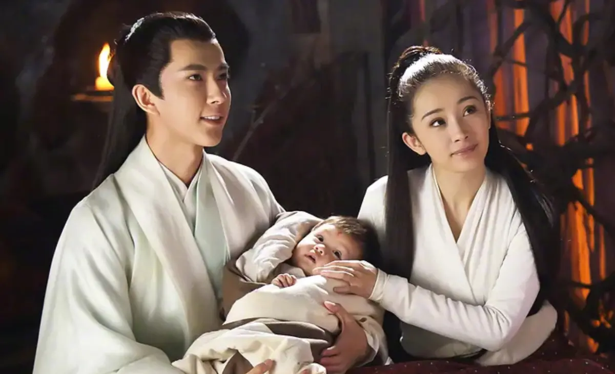 ▲于朦朧（左）墜樓身亡，他在《三生三世十里桃花》中飾演楊冪（右）的哥哥、迪麗熱巴的舅舅，兩名女星也都悲慟發文哀悼。（圖／新浪娛樂微博）