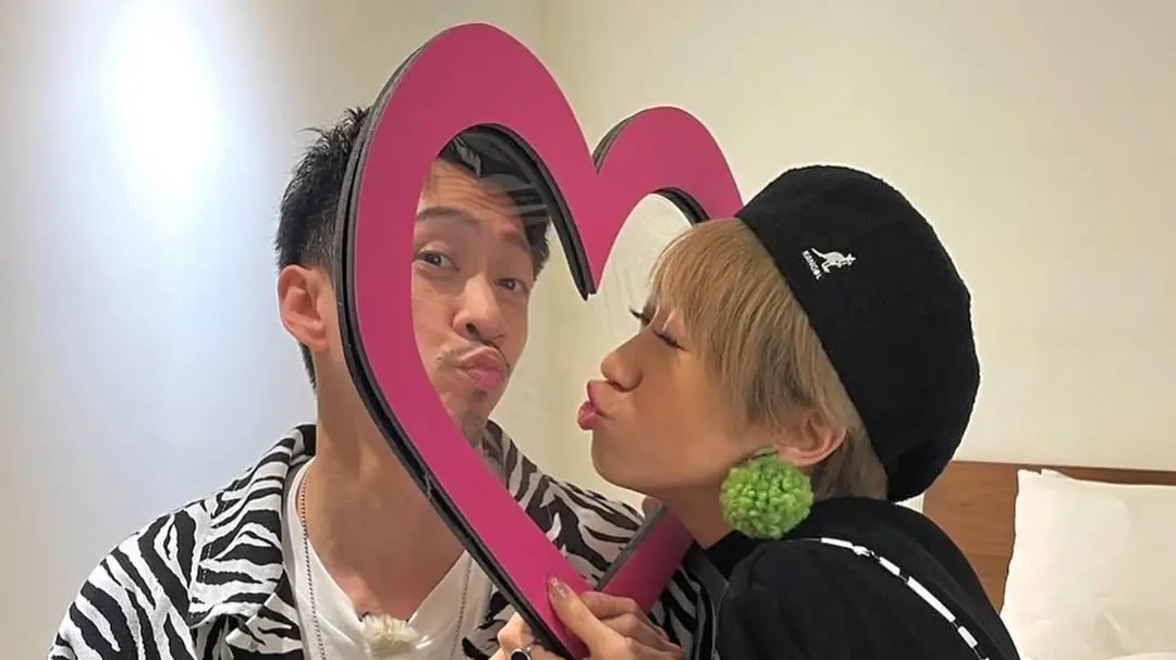 ▲陳漢典（左）昨（18）日出席活動，被主持人提問，吳宗憲200萬紅包該怎麼花，他霸氣喊：全給Lulu（右），讓粉絲直呼被閃瞎。（圖／《綜藝大熱門》IG @hotdoor_night）