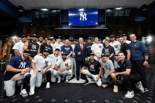 MLB／川普現身洋基球場觀賽！揮手畫面遭廣告打斷　意外引發話題
