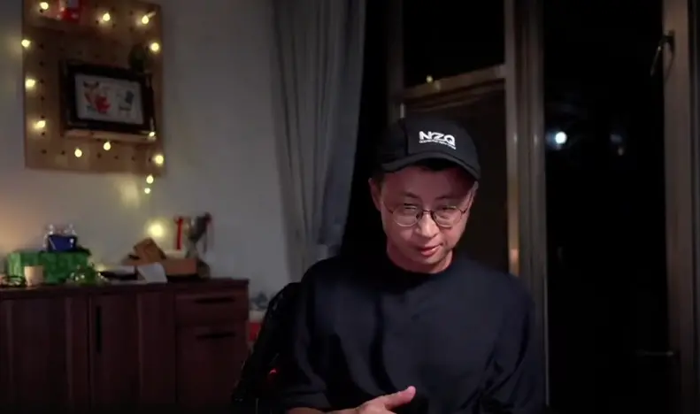 ▲網紅呱吉（邱威傑）11日晚間在YouTube進行直播，聊到四叉貓最近爭議事件，點評不認同「四叉貓肉搜行為」被粉絲嗆聲看透了，讓他瞬間爆氣。（圖/YT@呱吉直播）