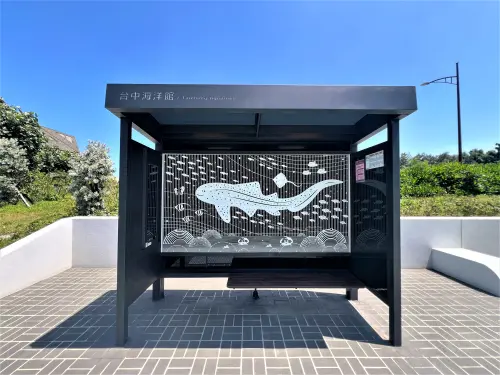 等車也能被療癒　中市豹紋鯊候車亭萌翻乘客
