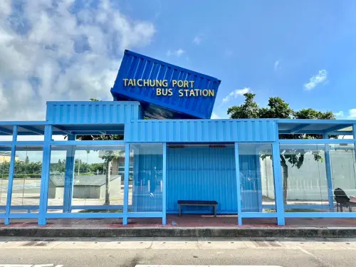 ▲交通局在台中港旅客服務中心設置梧棲轉運節點，以貨櫃打造水藍色候車長廊(圖／交通局提供2025.9.12)