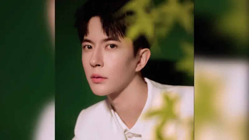 ▲于朦朧（如圖）墜樓案疑點重重，女星宋伊人遭網傳涉案，在神隱多日後終於透過律師嚴正否認並提告維權，而于朦朧恩師宋祖德則痛批陸媒噤聲，直指「喪心病狂」卻遭秒刪，令事件更顯撲朔迷離。（圖／翻攝字微博@于朦朧工作室）