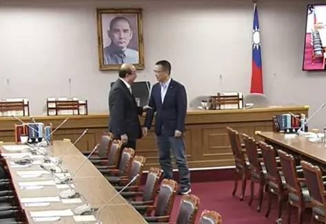 ▲立法院長韓國瑜今召集朝野協商，協商前民進黨團總召柯建銘先與國民黨團新任書記長羅智強寒暄。（圖／翻攝立院ivod系統）