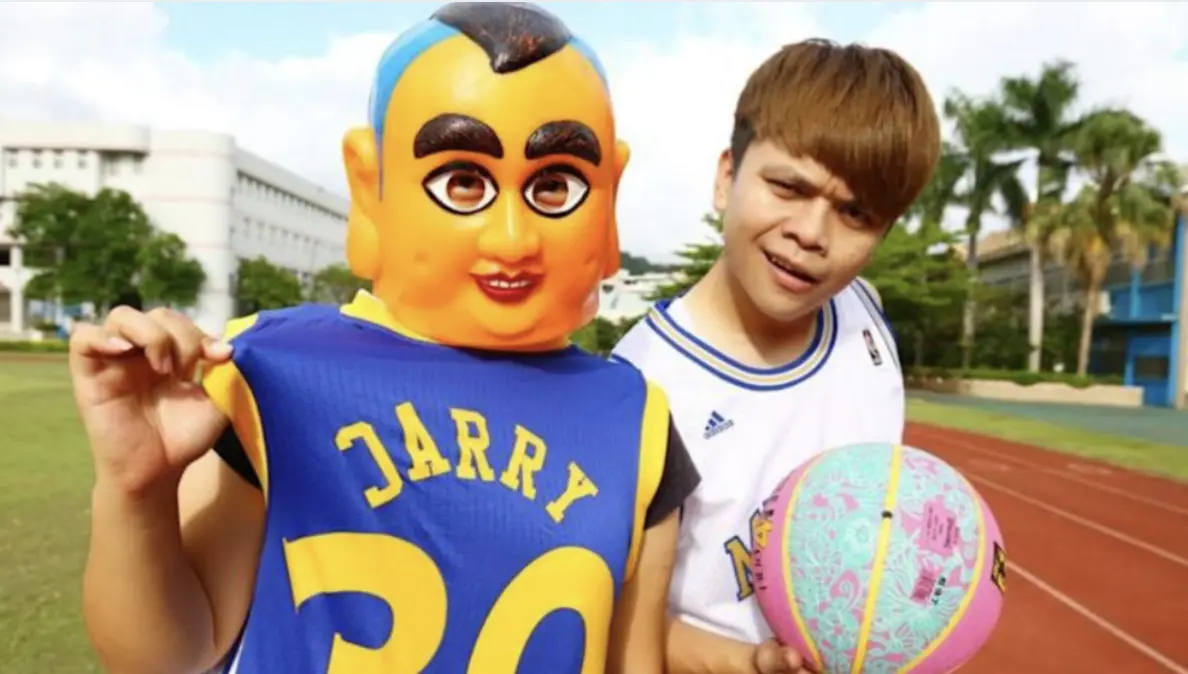 ▲藝人陳漢典、Lulu（黃路梓茵）昨（11）日宣布婚訊，YouTuber蔡阿嘎（右）關注到此事，其老婆二伯驚喜形容「就好像聽到蔡阿嘎跟大頭佛要結婚一樣！」讓蔡阿嘎一聽直飆粗口。（圖／翻攝自蔡阿嘎IG、臉書）