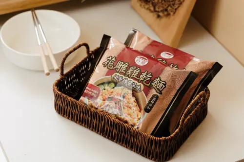 ▲台酒公司生技部門在今年9月推出花雕雞系列全新泡麵「酒香炸醬風味乾麵」，不同於過去湯麵款式，這次主打乾麵口感，且採用業界首創的清酒粕入麵技術，每一口麵都能吃到濃濃酒香。（圖／台酒花雕雞乾麵臉書）