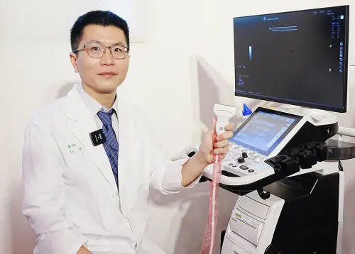 ▲蔡宗佑醫師說明，腸道超音波具有即時、安全、非侵入的優勢，判斷腸道壁厚度與黏膜異常，快速評估急性發炎狀況。（圖／中醫大附醫提供）