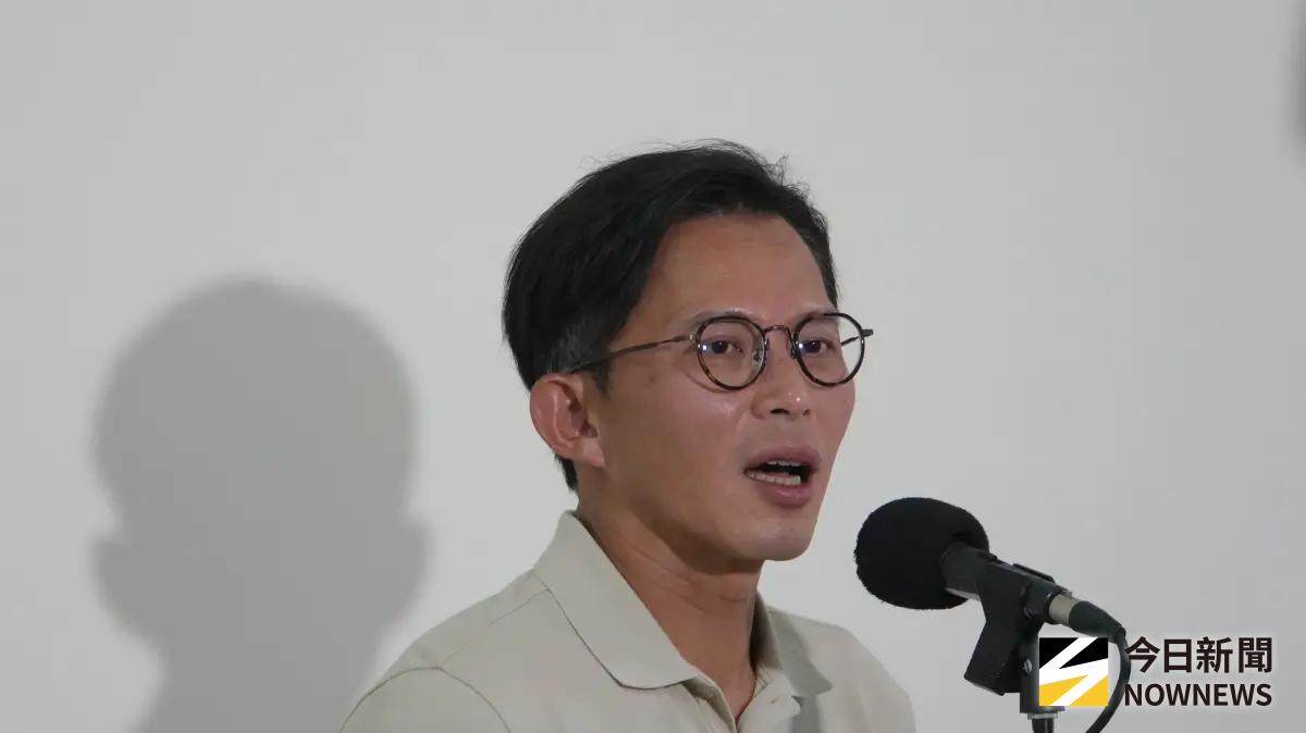 ▲網友稱撞臉BTS金泰亨，民眾黨主席黃國昌謙虛表示差遠了。（圖／記者呂炯昌攝，2025.09.12）