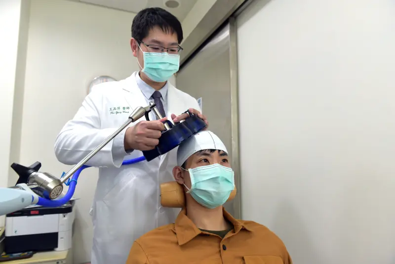 ▲rTMS為非侵入性治療，透過線圈在頭皮上產生磁場，可有效改善憂鬱情緒。（圖／恩主公醫院提供）