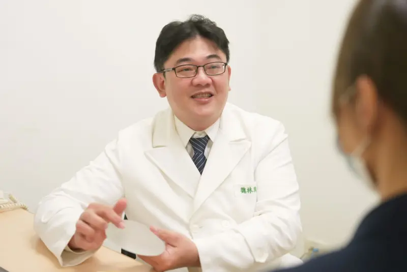 ▲魏林瑰醫師分享義乳染感染的成功治療經驗。（圖／台北慈院提供）