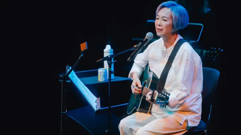 ▲我還年輕-熊美玲聊癒音樂會以「講唱會」形式，結合演唱、創作對談等形式。（圖／翻攝畫面）