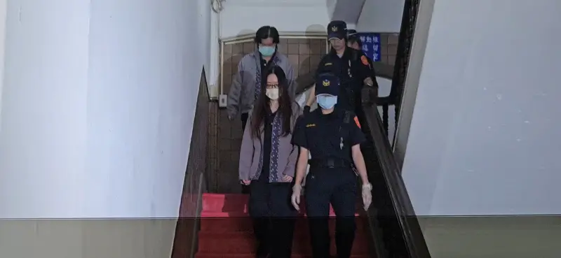 ▲民進黨議員陳怡君（前）不服延長羈押提起抗告，高等法院罕見提訊開庭，並自為裁定100萬交保。（圖／記者劉松霖攝）